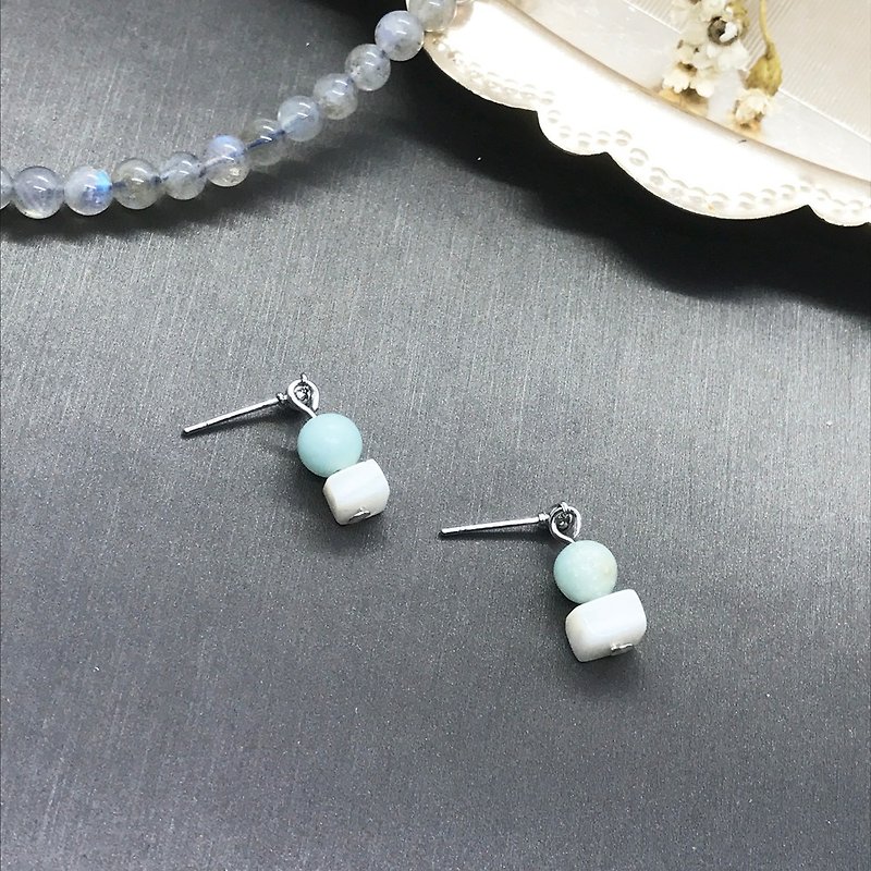Shangshan Caihua - Light Blue Fresh Natural Shell Scrub Crystal Mini Earrings Jewelry - Earrings & Clip-ons - Gemstone Transparent