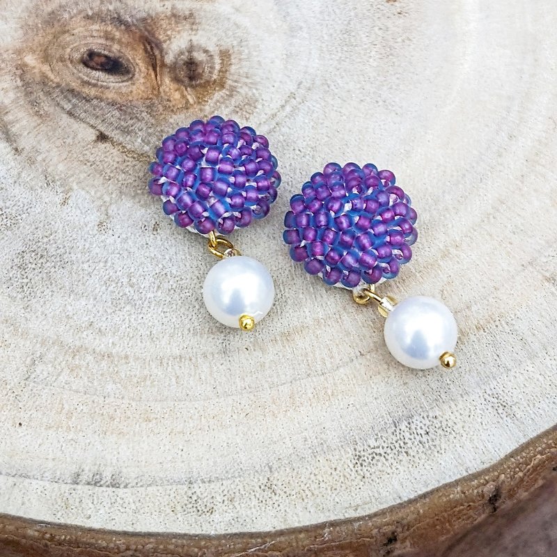 Beaded Flower earrings - ต่างหู - วัสดุอื่นๆ สีม่วง