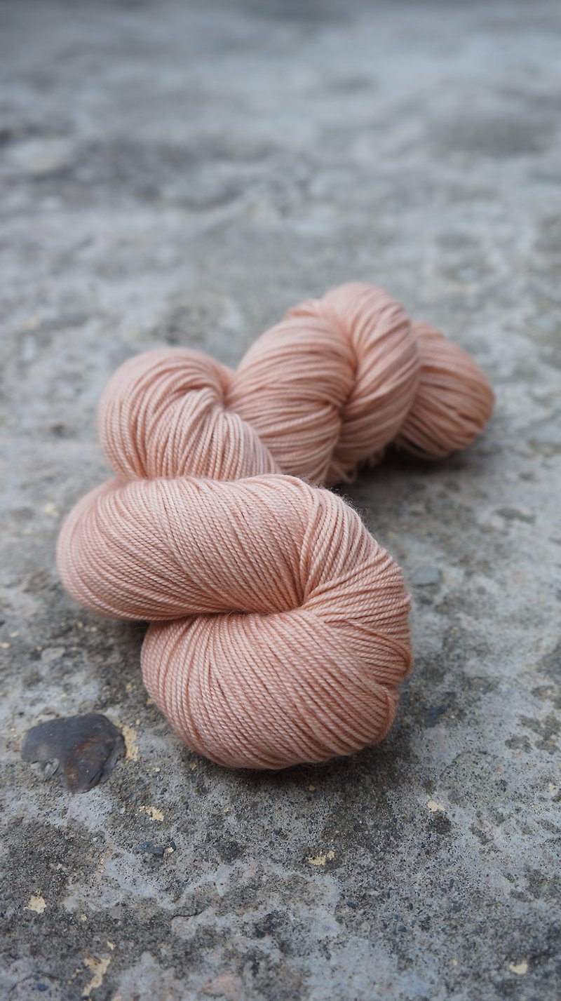 Hand dyed thread. Powder skin (SWM/Silk/Cashmere) - Knitting, Embroidery, Felted Wool & Sewing - Wool 
