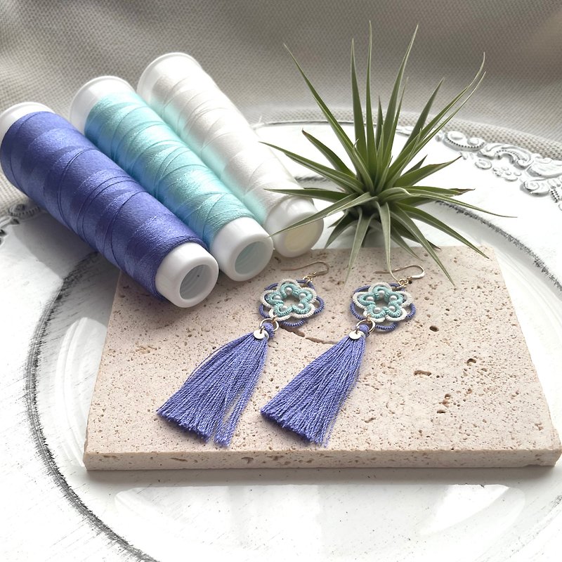 Kibou〜silk thread〜Futarishizuka, white plum, kyomurasaki color lace earrings - Earrings & Clip-ons - Silk Blue