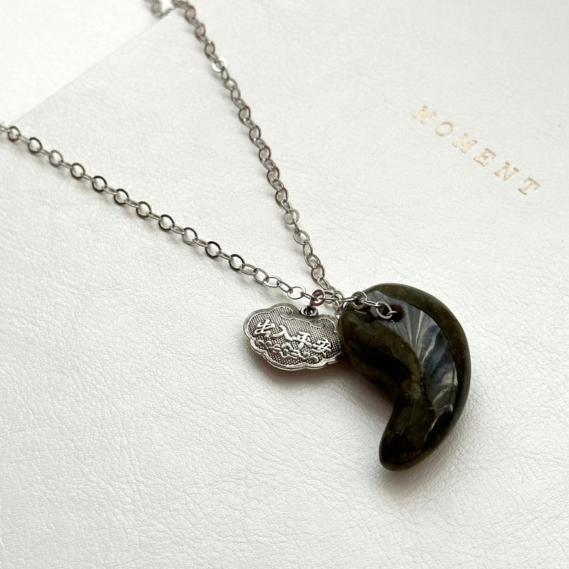 [Guardian of the Sun and Moon] Labradorite Izumo-shaped Magatama Peace Lock Necklace heals the fears in the heart and reveals the true self - Necklaces - Shell Multicolor