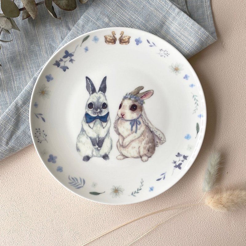 客製化 合作插畫藝術家-英格藍貓 六月的兔兔 - 盤子/餐盤/盤架 - 瓷 多色