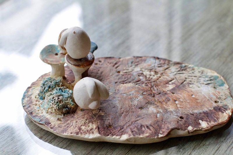 Hand-kneaded grassland playing rabbit incense sticks holder/ornament - น้ำหอม - ดินเผา หลากหลายสี