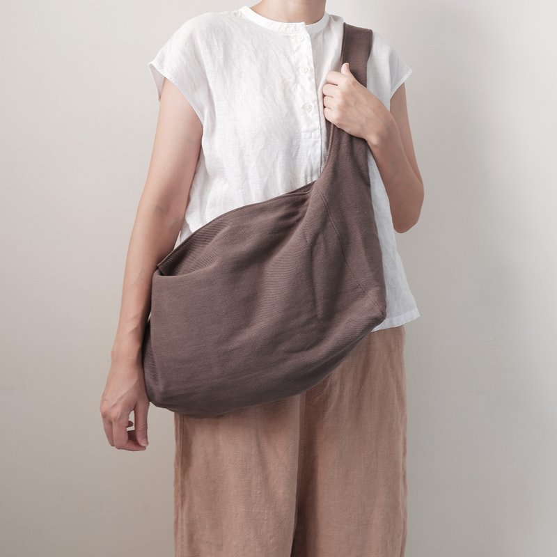 A piece of stray wood and pure cotton cross-body baggage - กระเป๋าแมสเซนเจอร์ - ผ้าฝ้าย/ผ้าลินิน สีนำ้ตาล