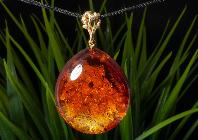 Large luxury pendant made of cognac amber with unique natural sparkles - สร้อยคอ - เครื่องประดับพลอย สีทอง