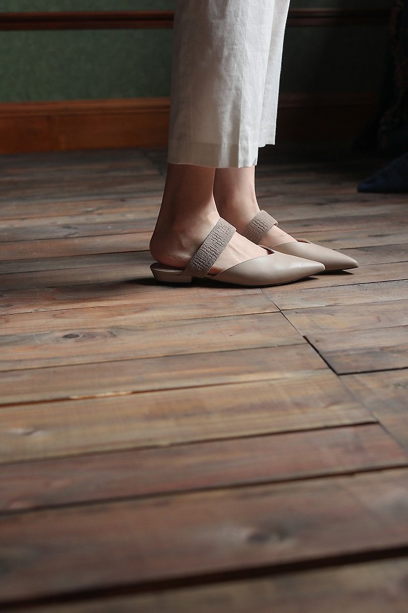 V mouth with a pointed leather flat shoes slippers apricot - รองเท้ารัดส้น - หนังแท้ สีกากี