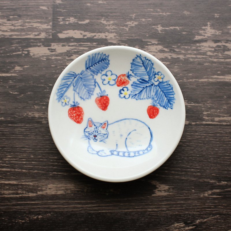 pointed tabby cat with strawberry small dish - จานเล็ก - ดินเผา สีน้ำเงิน