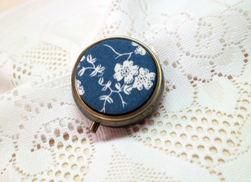 Blue background flower bronze round pill box mini carry-on small items storage box pill box - กล่องเก็บของ - โลหะ สีน้ำเงิน