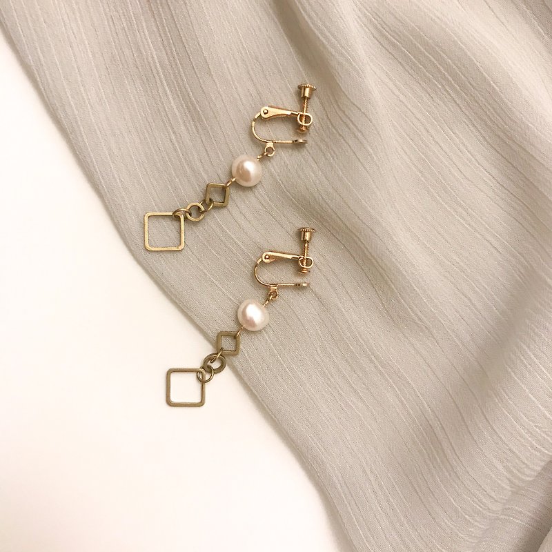 Adalia.黃銅珍珠設計款-雅典娜之美 - 耳環/耳夾 - 珍珠 金色