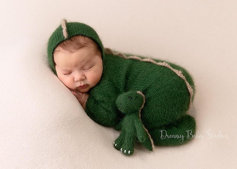 Newborn dinosaur bonnet and toy. Dragon toy. Knitted dino romper. Photo props - เครื่องประดับ - ขนแกะ สีเขียว