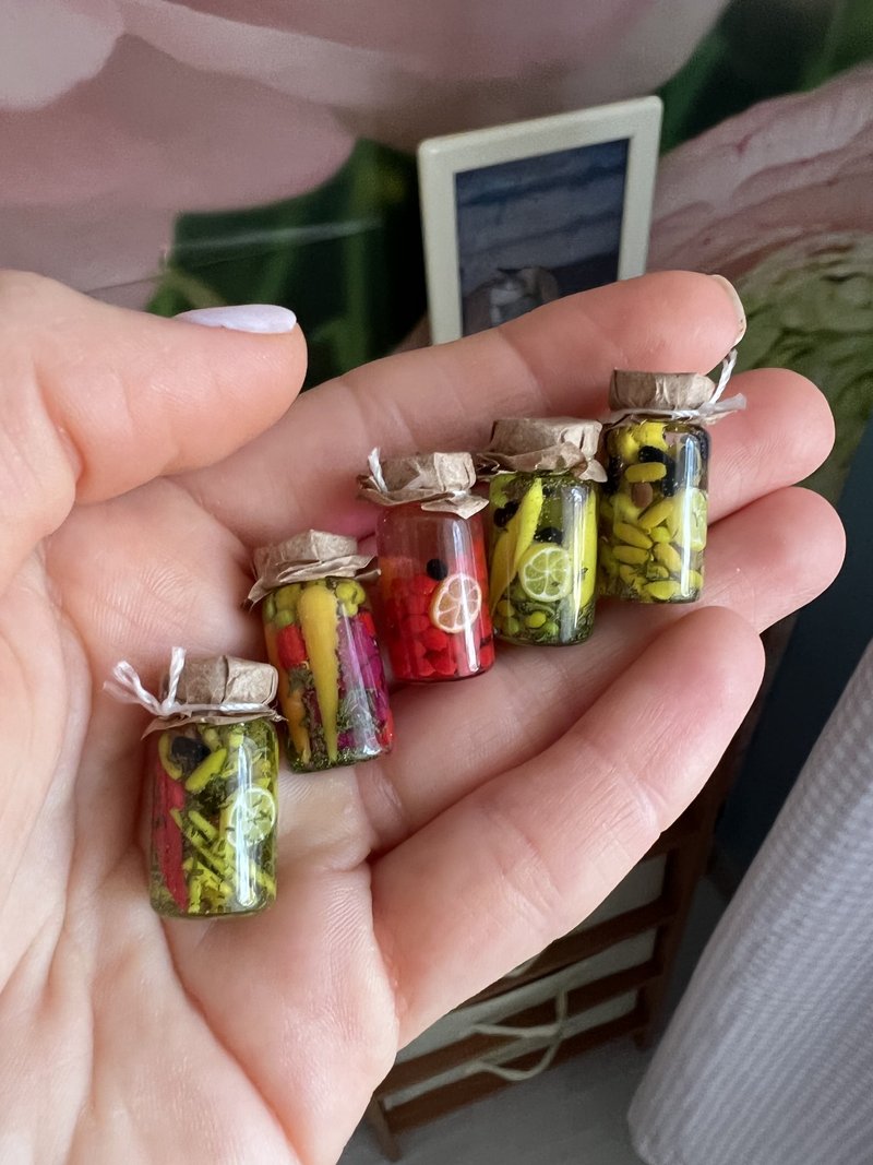 miniature accessories for dollhouse - 彌月禮盒 - 玻璃 多色