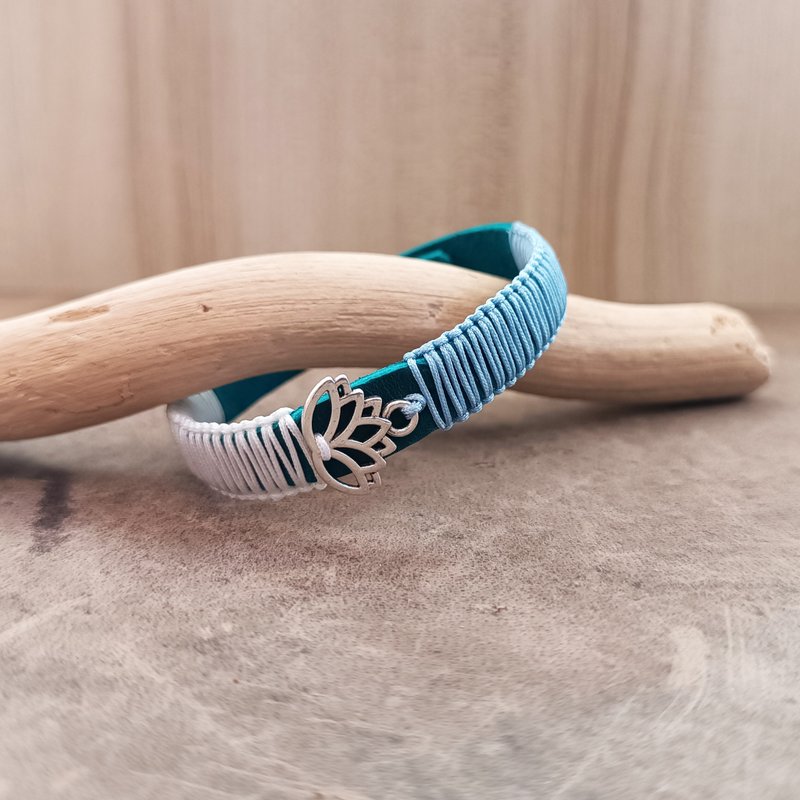 Silver Lotus Flower Calm Leather Bracelet - Blue & White Macramé Talisman - 手鍊/手環 - 真皮 藍色