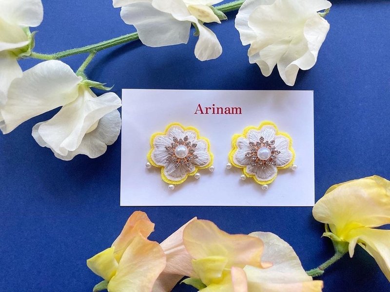 刺繍アクセサリー/花/ミモザ/リゾート　- Frill - mimoza yellow - 耳環/耳夾/耳骨夾 - 繡線 黃色