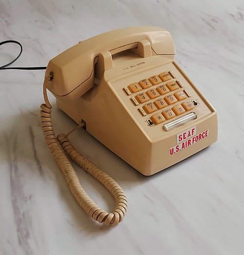 昨日好物 • yesterday nicethings 1980's 奶油色塑料按鍵老電話 撥接功能正常 高13×22 ×14cm