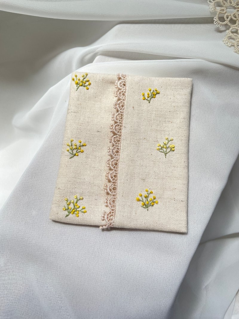 【芳小姐手作】刺繡小物 隨身面紙小包 謝師禮物 禮物 - 其他 - 棉．麻 黃色