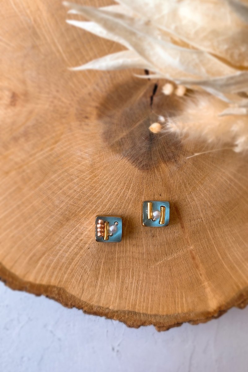 Mino Ware Tile Kintsugi Line Clip-On Non-pierced Earrings Gorgeous Elegant Pearl Beads Light Blue Light Blue Gold Gold - Earrings & Clip-ons - Pottery Blue
