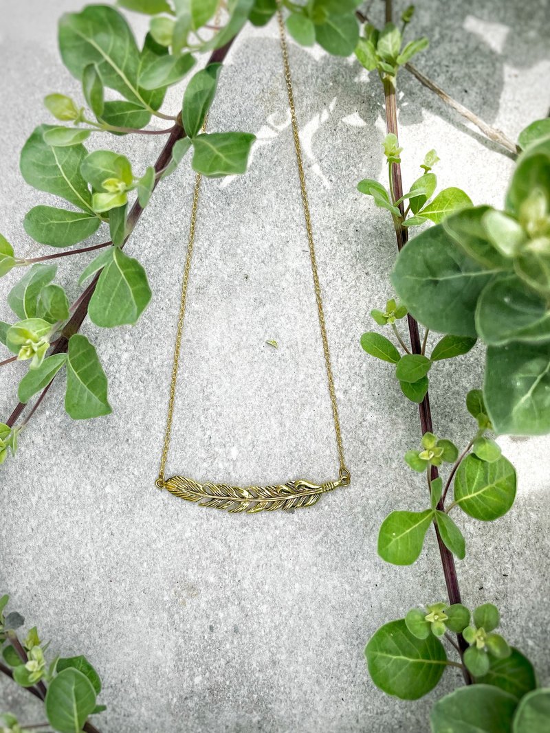 真鍮のネイティブアメリカンフェザーネックレス。 - ネックレス - 金属 