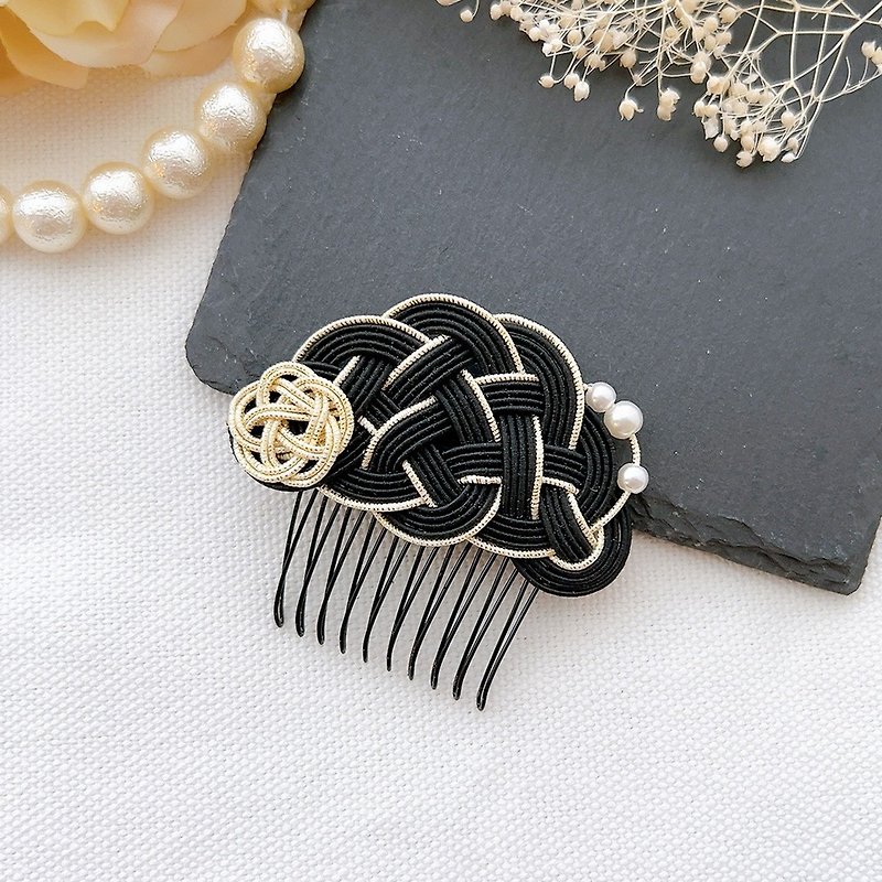 Mizuhiki hair comb decorated with auspicious pine and plum blossoms / Neat and neat with pearls / Black - Hair Accessories - Paper Black