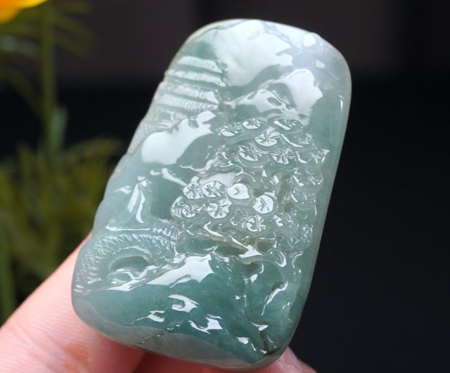 翡翠・彫刻ペンダントヘッド・青みグリーン 翡翠・彫刻ペンダントヘッド・青みグリーン - メルカリ