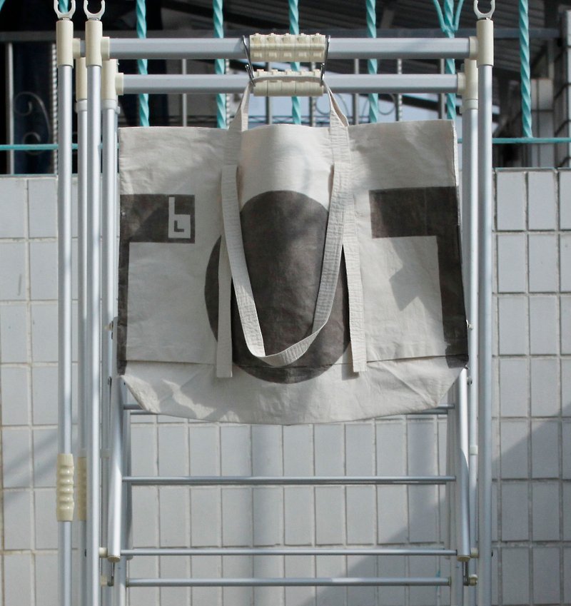 Canvas bag with black TOTE font pattern on white background-T/BK-001 - กระเป๋าถือ - ผ้าฝ้าย/ผ้าลินิน 