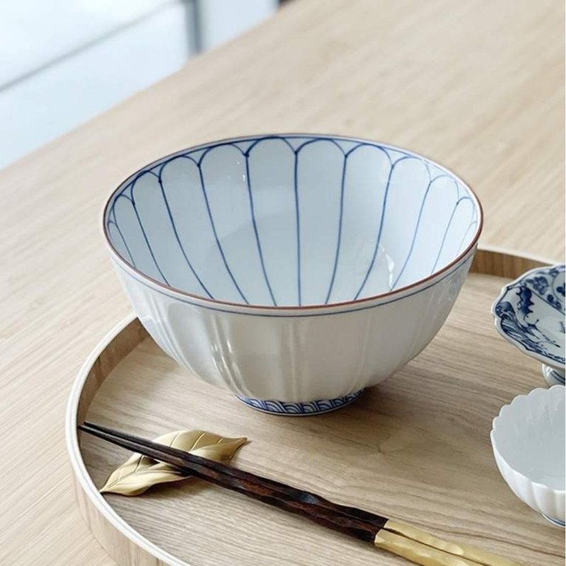 Hand-painted delicate flower petals grace this beautiful white porcelain noodle. - ถ้วยชาม - เครื่องลายคราม สีน้ำเงิน