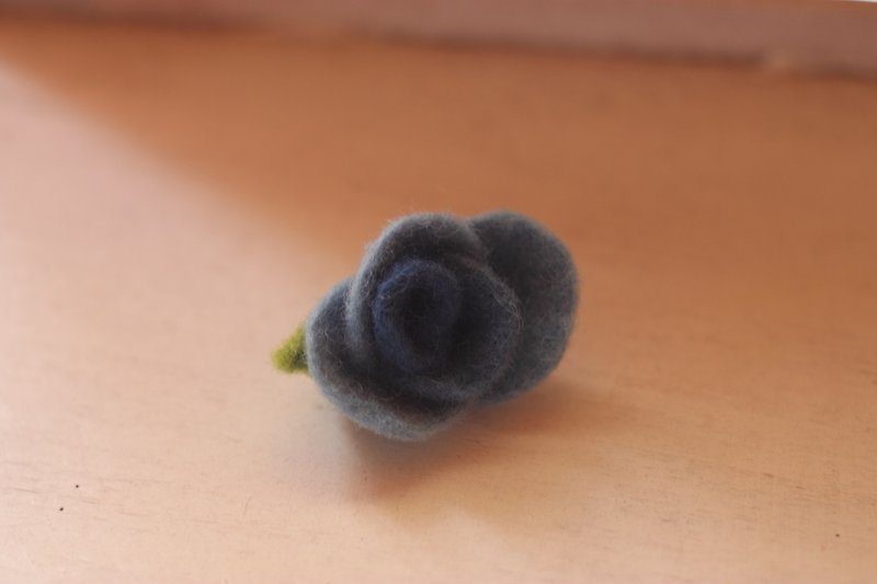 Plant dyeing system rose brooch blue gradient blue dyeing is currently in stock and can be directly subscripted - Brooches - Wool Blue