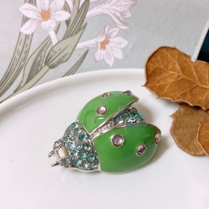 [Western Antique Jewelry] Flashing thick pound texture Silver ladybug green apple green enamel water blue diamond badge brooch - เข็มกลัด - เครื่องประดับ สีเขียว