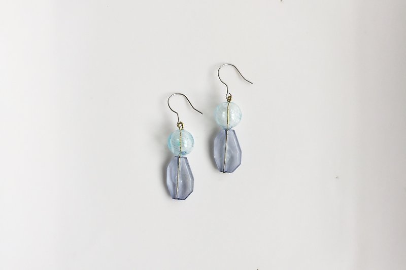 Infinite transparent blue antique beads bubble shape earrings - ต่างหู - เครื่องเพชรพลอย สีน้ำเงิน