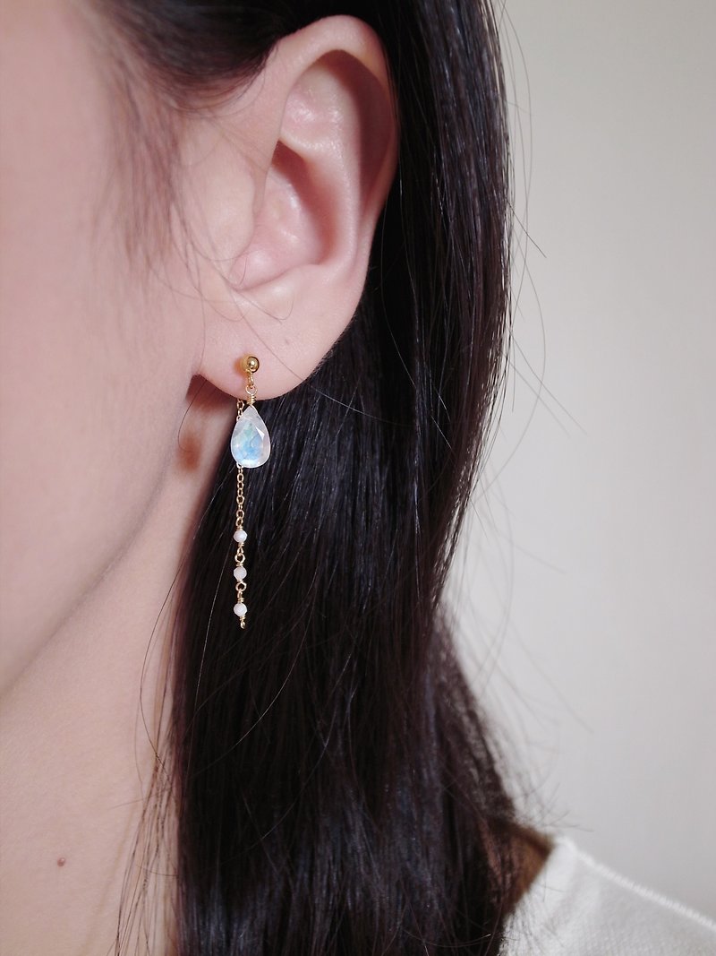 14KGF Moonstone × White Butterfly Beige Natural Stone Earrings 2way Stud Earrings / Ear Pins - ต่างหู - เครื่องเพชรพลอย สีใส