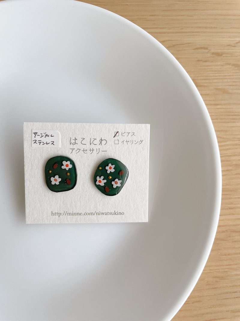 flower painting pierced earrings - ต่างหู - พลาสติก สีเขียว