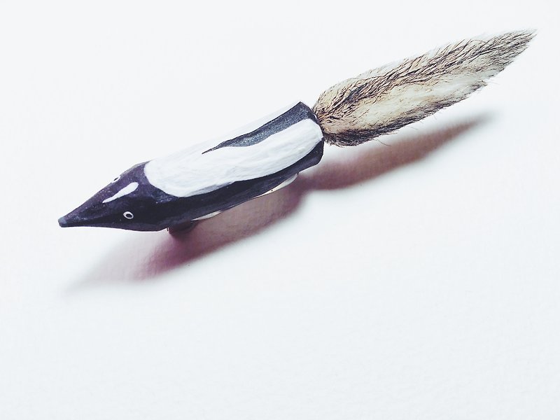 Hand Painted Pin-Skunk - เข็มกลัด - ไม้ สีดำ