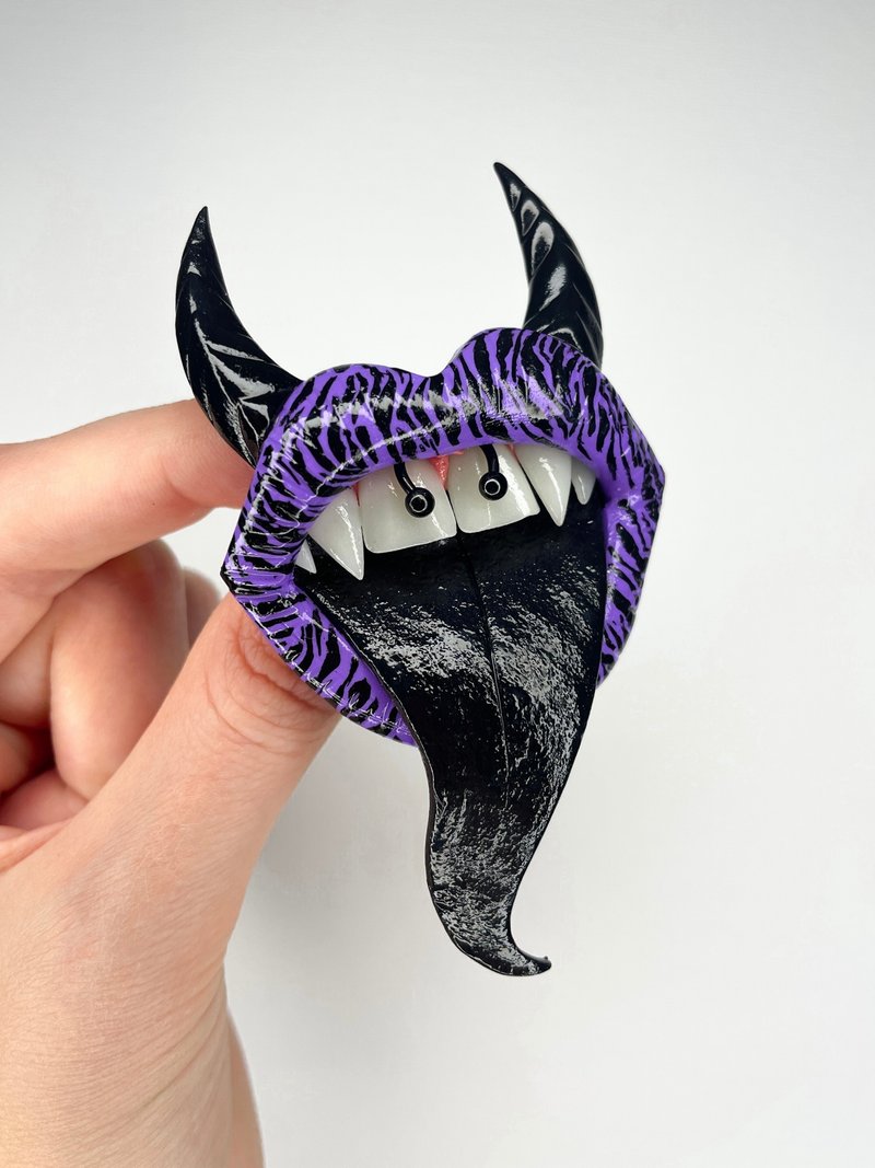 Brooch. Black & purple lips with black tongue. - Brooches - Clay 