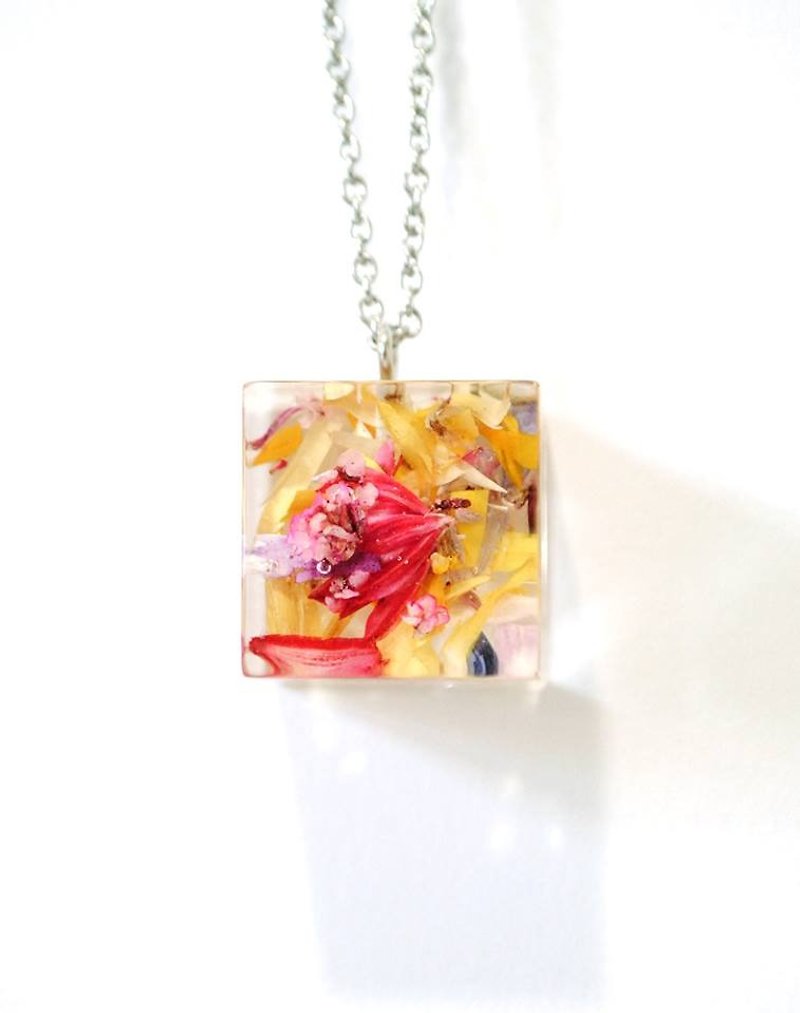 Colour Freak Studio Bright Dried Flower Necklace / Cube pendant / Flower In Ice Series - Necklaces - Paper Multicolor