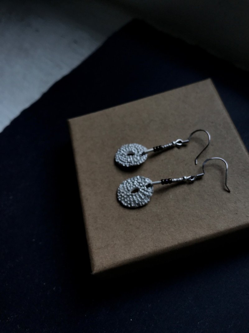 純銀橢圓海蝕耳環 - 耳環/耳夾/耳骨夾 - 純銀 銀色