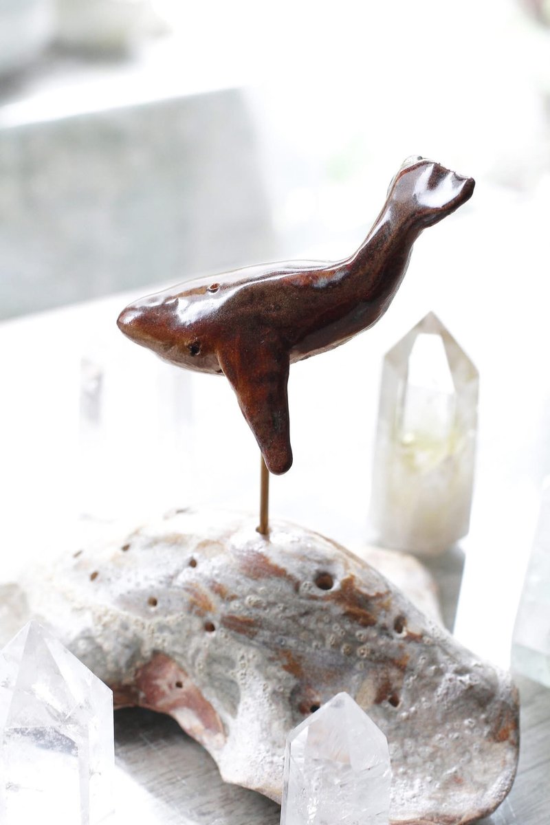 純手捏陶瓷鯨魚擺件含底座 - 擺飾/家飾品 - 陶 咖啡色
