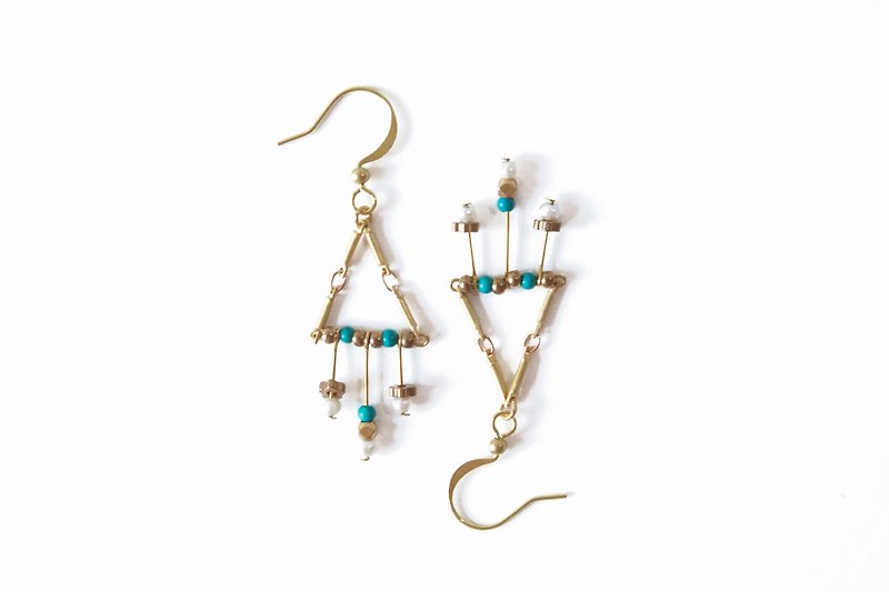 Retro nostalgia / rain Bronze wind chimes - pearl turquoise earrings Bronze - ต่างหู - ทองแดงทองเหลือง สีเขียว
