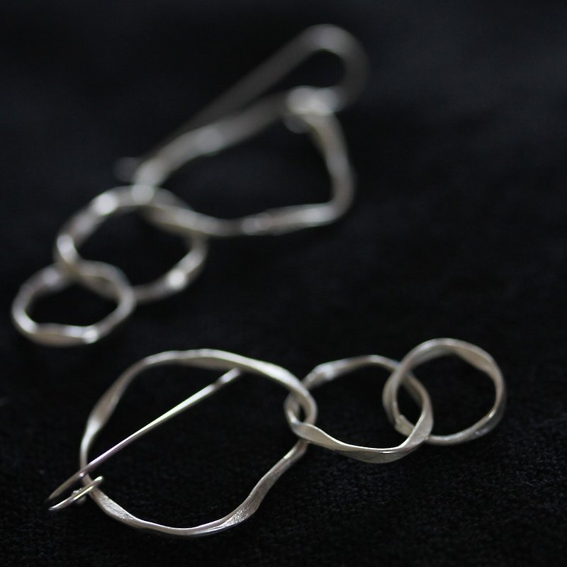 Three hanging interlocked oval loops in Thai silver (E0106) - 耳環/耳夾 - 銀 銀色