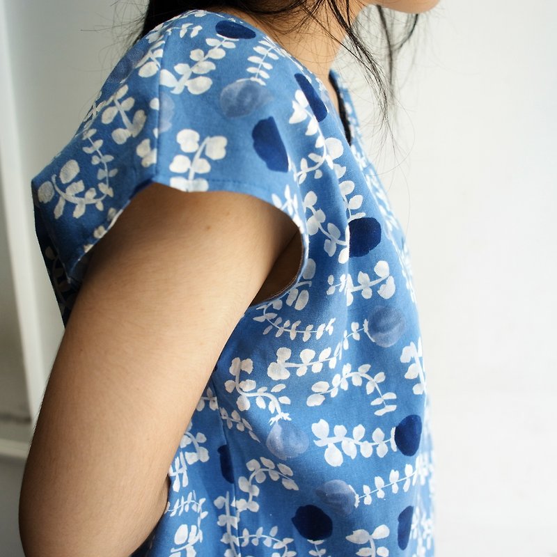 日式短板V領衫 花草藍 手工訂製衫 - 女裝 上衣 - 棉．麻 藍色