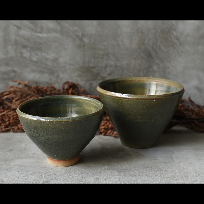 . Clinker Soil Dark Green Glossy Glaze Soup Rice Bowl/Flower Vessel (Large, Pictured Right) - ถ้วยชาม - ดินเผา 