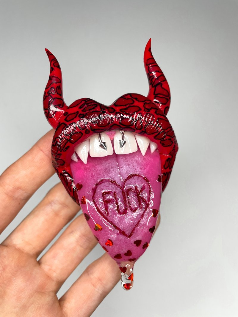 Phone grip. Red lips with horns and glitter. - 其他 - 黏土 