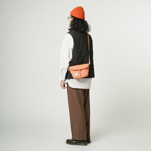 hellolulu 經典款式立體防潑水斜揹包S號 MINI KASEN ECO (淡橙)