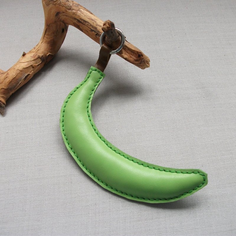 本革で作られた、バッグ用のグリーンのバナナキーホルダー - キーホルダー・キーケース - 革 グリーン
