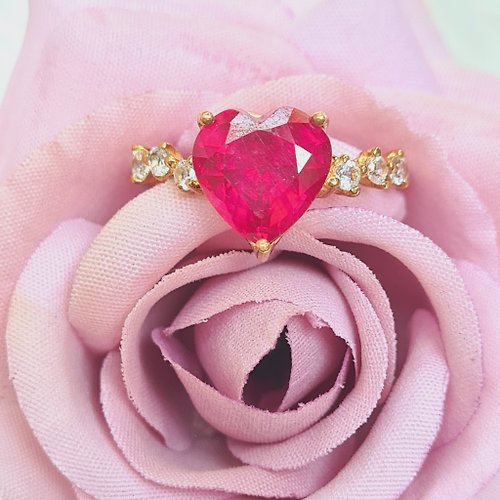 charissagemstone 天然心形紅寶石配白托帕石銀鍍玫瑰金戒指