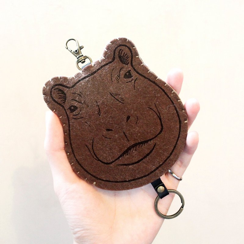 Animal series-wool felt hand-stitched key case <a friend looks like a hippo> gogoro - ที่ห้อยกุญแจ - ขนแกะ สีนำ้ตาล