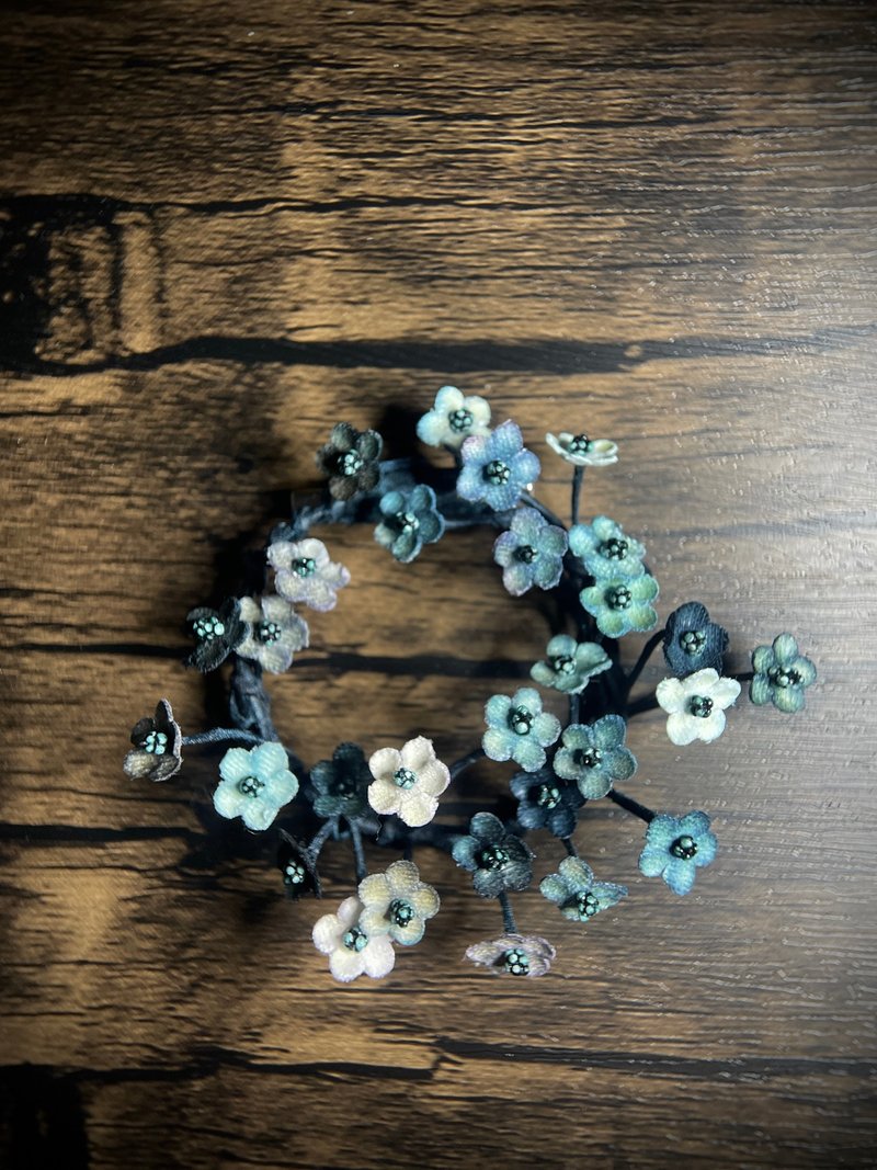 Glazed flower garland brooch | Necklace | Decoration | Dual-purpose item | Fabric flower dyeing craft - เข็มกลัด - ผ้าฝ้าย/ผ้าลินิน สีน้ำเงิน