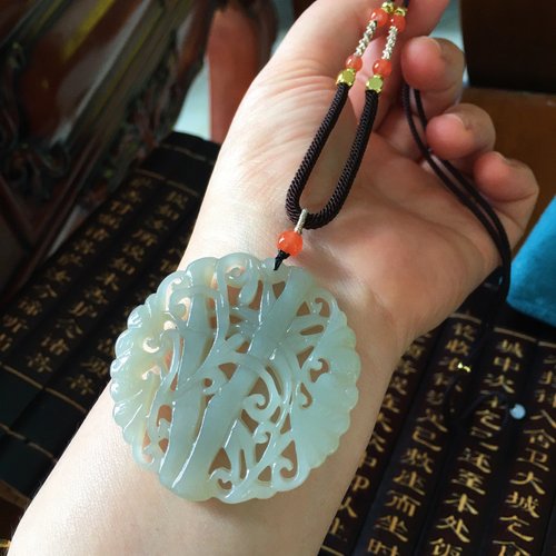 和田玉の精巧なペンダント：竹と蝙蝠の彫刻。「竹報平安」（家内安全