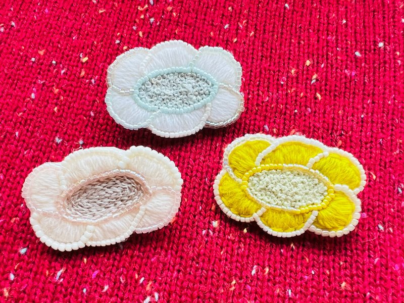 Embroidery/Brooch/pink/blue/yellow - เข็มกลัด/พิน - งานปัก 