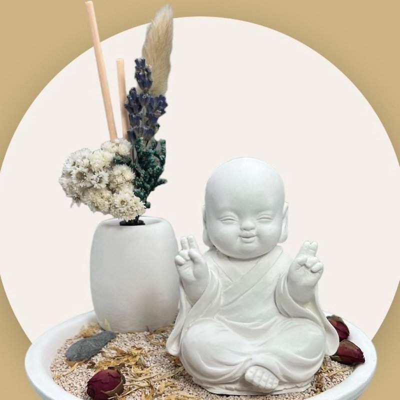 Zen style design, pure and auspicious small Buddha (smile), eternal flower disc combination, art fragrance diffuser - Fragrances - Cement White