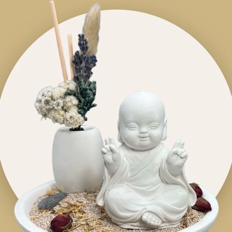 禪風設計 淨念吉祥小佛(一笑) 永生花圓盤組合 藝術香氛擴香 - 香氛/精油/擴香 - 水泥 白色