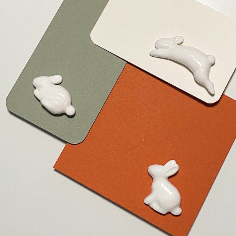 White Rabbit - Plaster Brooch - เข็มกลัด - ดินเผา ขาว